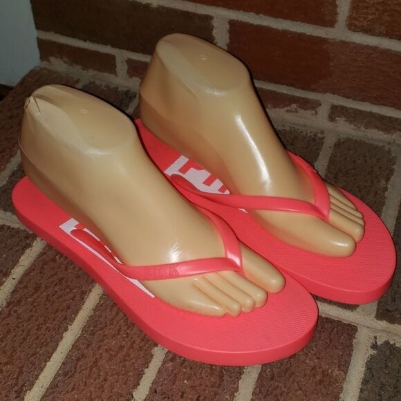 VICTORIA'S SECRET FLIP FLOPS - Picture 1 of 5